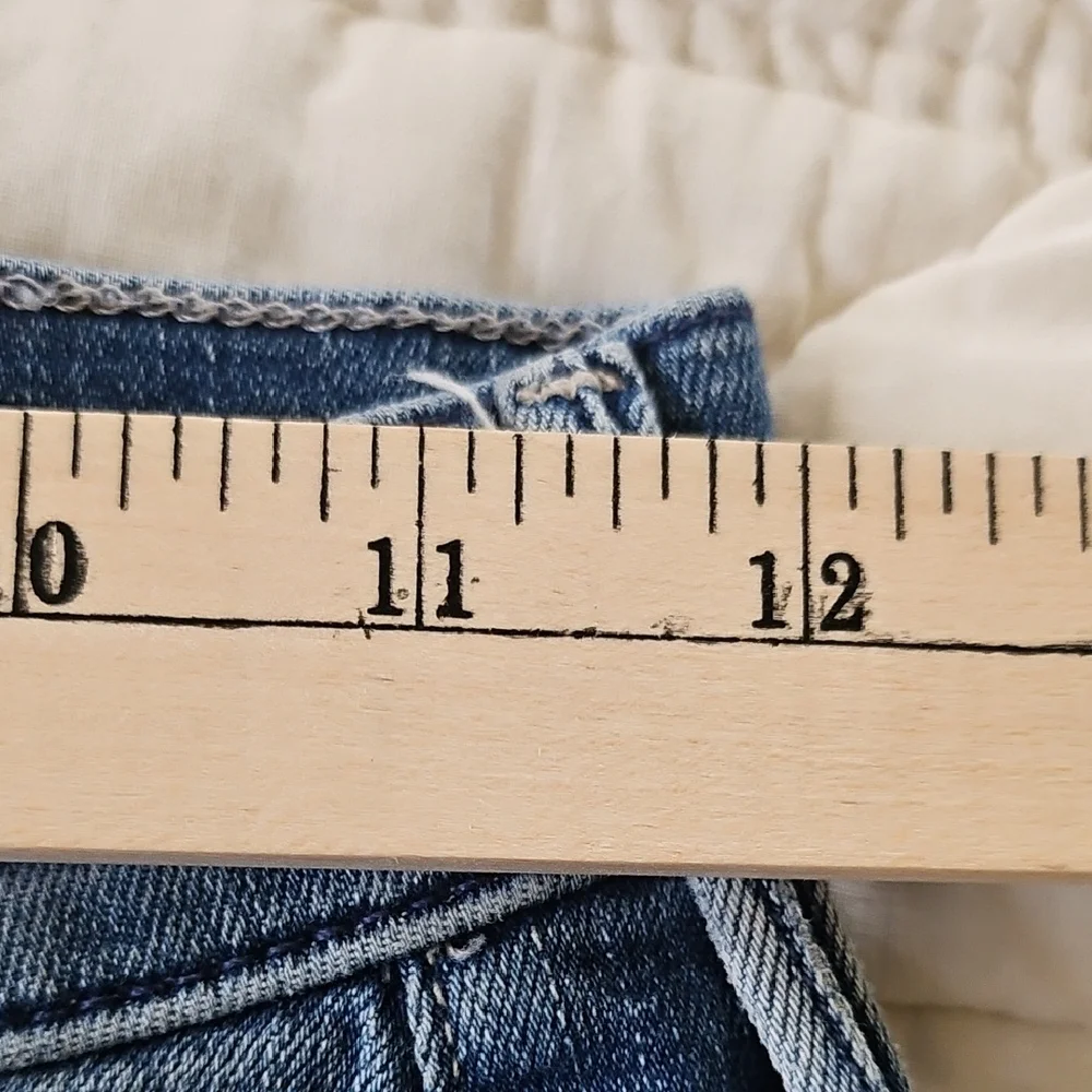 MOTHER Med Rise Dazzler Ankle Fray Jeans (Wash: We The Animals) - Picture 4 of 9